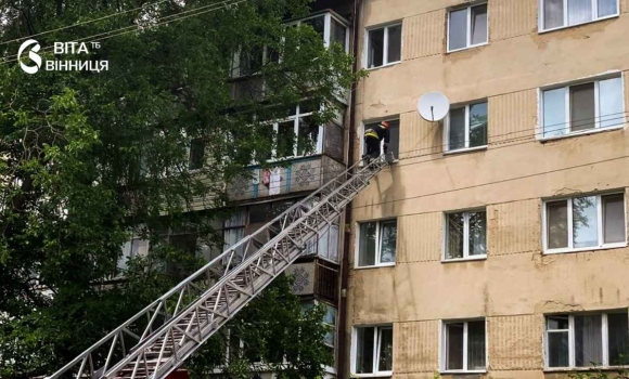 У Вінниці бійці ДСНС врятували літню жінку, якій стало зле вдома